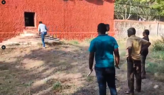 nhay vao chuong su tu de selfie nguoi dan ong doi mat voi hau qua tham khoc 1