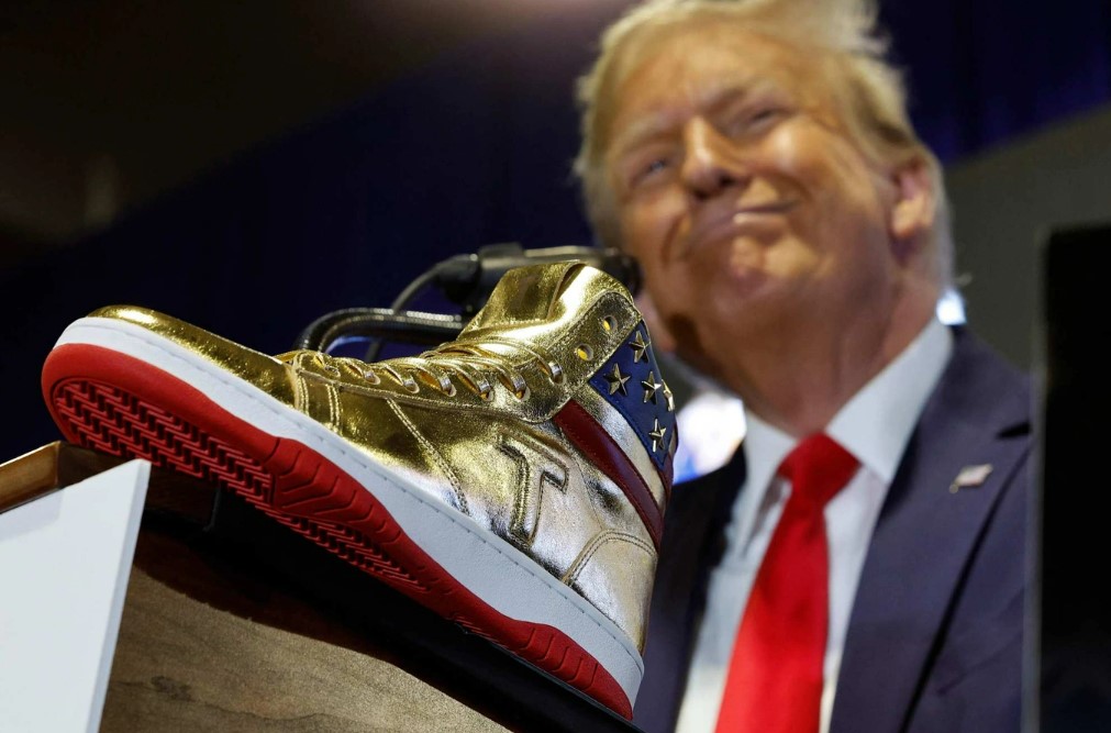 ong trump trinh lang dong giay the thao moi ra thi truong sau khi bi phat gan 355 trieu usd
