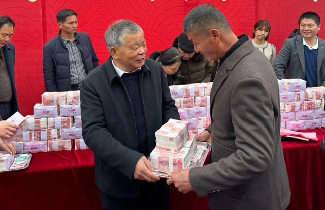 man thuong tet co 1 0 2 tai trung quoc trai 340 ty dong cho nhan vien thi dem 2jpg