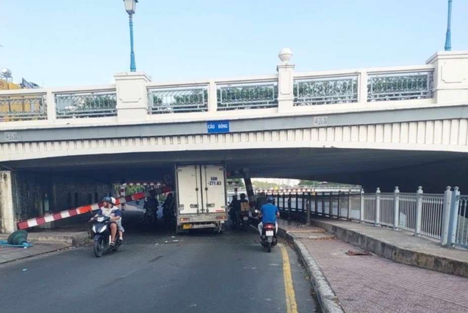 tin tuc tai nan giao thong moi nhat ngay 22 2 2024 thong chot nong do con bat thanh ba thanh nien dam vao xe csgt1jpg