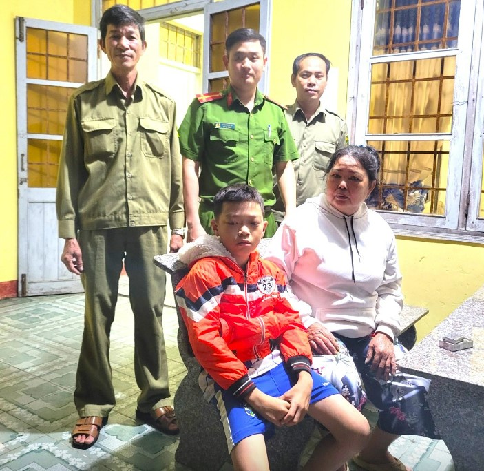 me cua cau be 10 tuoi dap xe tu phu yen vao binh duong nho con trai toi chi biet khoc thanh tieng roi lui thui di lam 2 me cua cau be 10 tuoi dap xe tu phu yen vao binh duong nho con trai toi chi biet khoc thanh tieng roi lui thui di lam 2