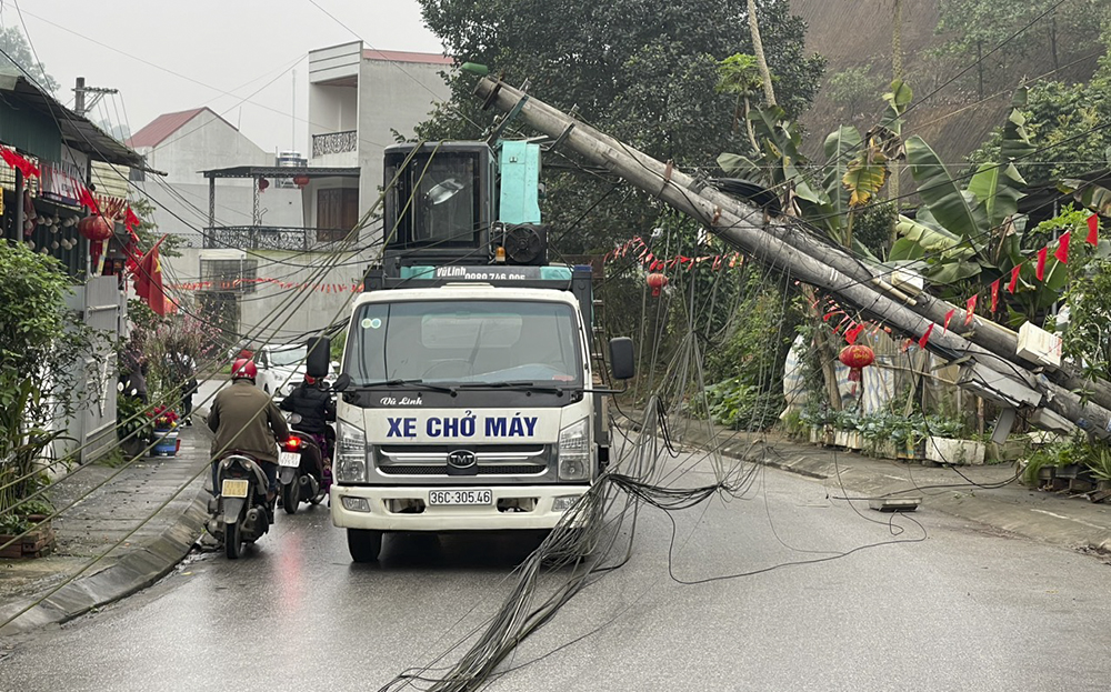 tin tuc tai nan giao thong moi nhat ngay 24 2 2024 xe tai bat ngo huc vang dai phan cach nam chan ngang duong 2