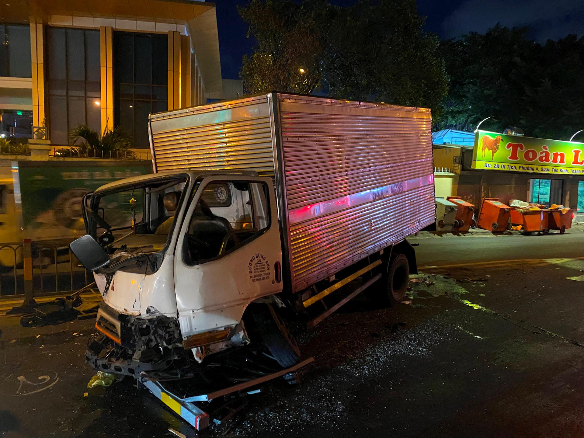 tin tuc tai nan giao thong moi nhat ngay 24 2 2024 xe tai bat ngo huc vang dai phan cach nam chan ngang duong 3