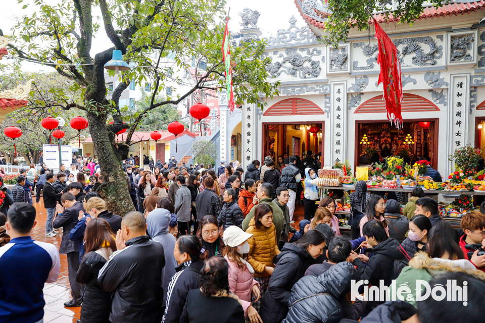 bat chap mua ret hang nghin nguoi do ve phu tay ho ngay ram thang gieng 1