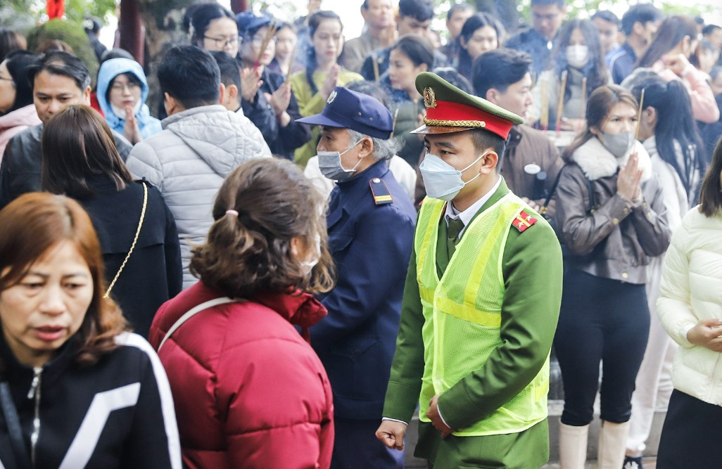 bat chap mua ret hang nghin nguoi do ve phu tay ho ngay ram thang gieng 10
