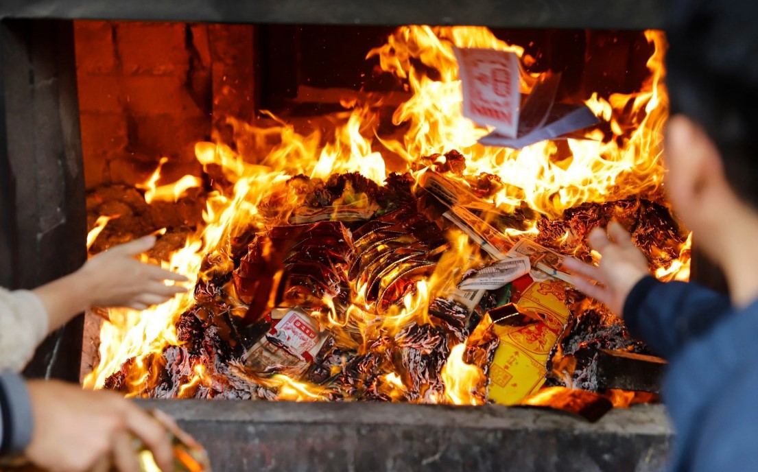 bat chap mua ret hang nghin nguoi do ve phu tay ho ngay ram thang gieng 12