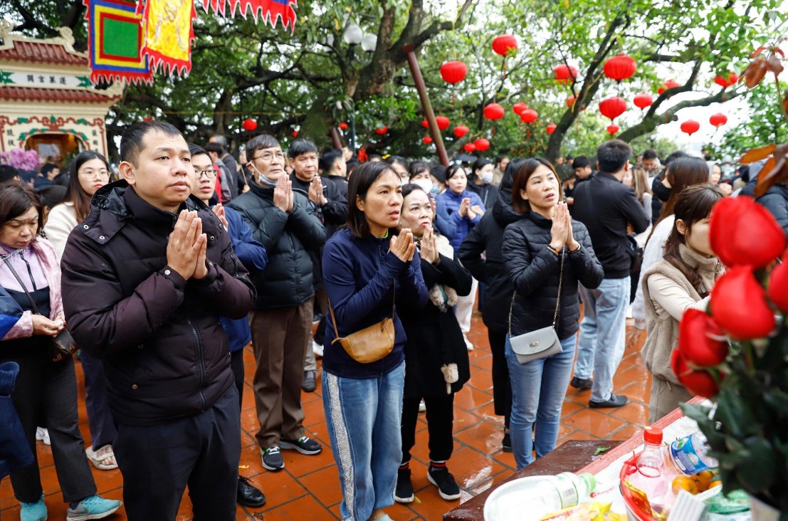 bat chap mua ret hang nghin nguoi do ve phu tay ho ngay ram thang gieng 2