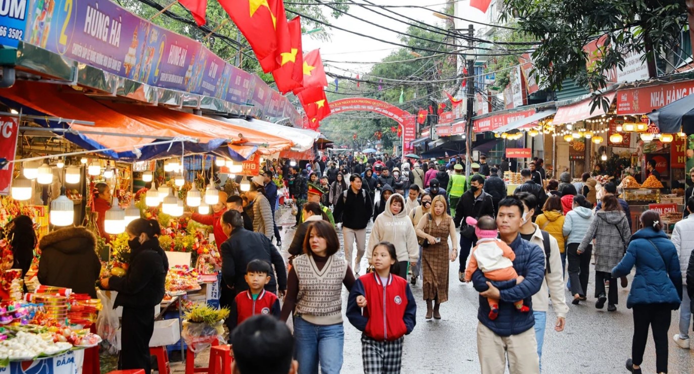 bat chap mua ret hang nghin nguoi do ve phu tay ho ngay ram thang gieng 3