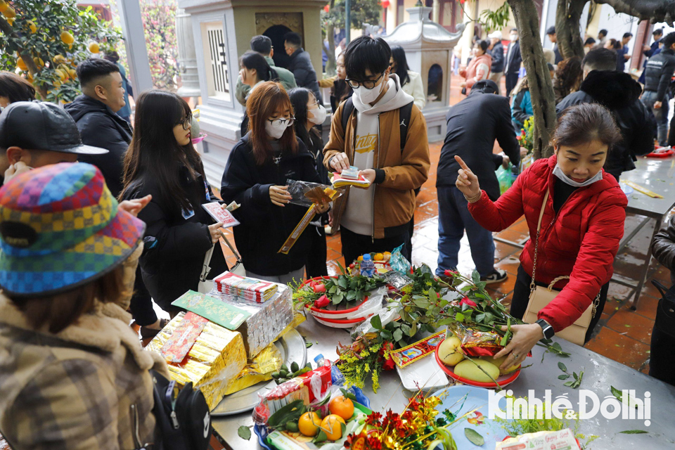 bat chap mua ret hang nghin nguoi do ve phu tay ho ngay ram thang gieng 5