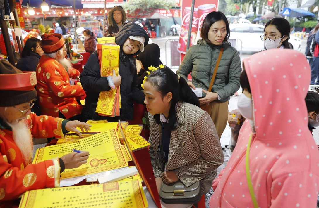 bat chap mua ret hang nghin nguoi do ve phu tay ho ngay ram thang gieng 6