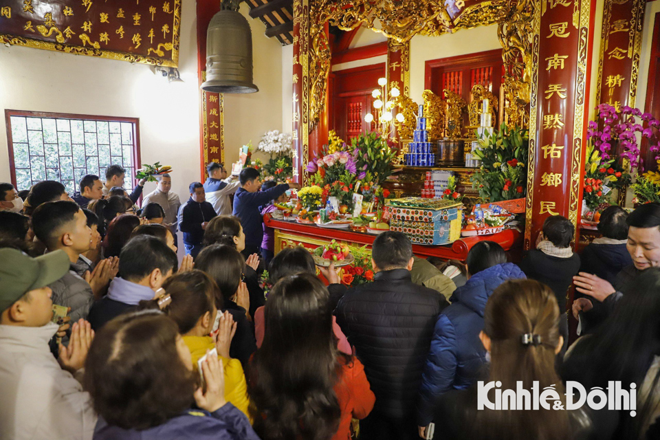 bat chap mua ret hang nghin nguoi do ve phu tay ho ngay ram thang gieng 7