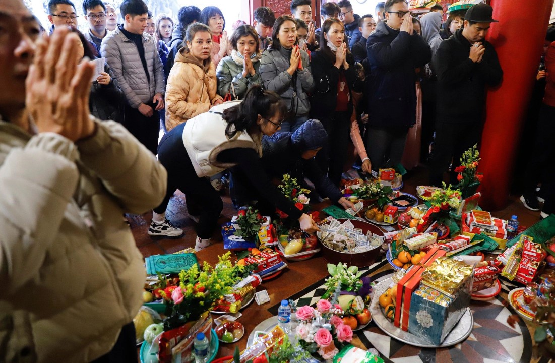 bat chap mua ret hang nghin nguoi do ve phu tay ho ngay ram thang gieng 8