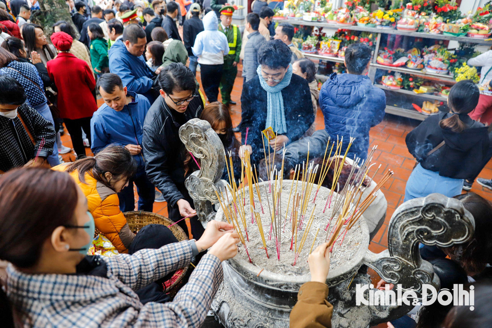 bat chap mua ret hang nghin nguoi do ve phu tay ho ngay ram thang gieng 9