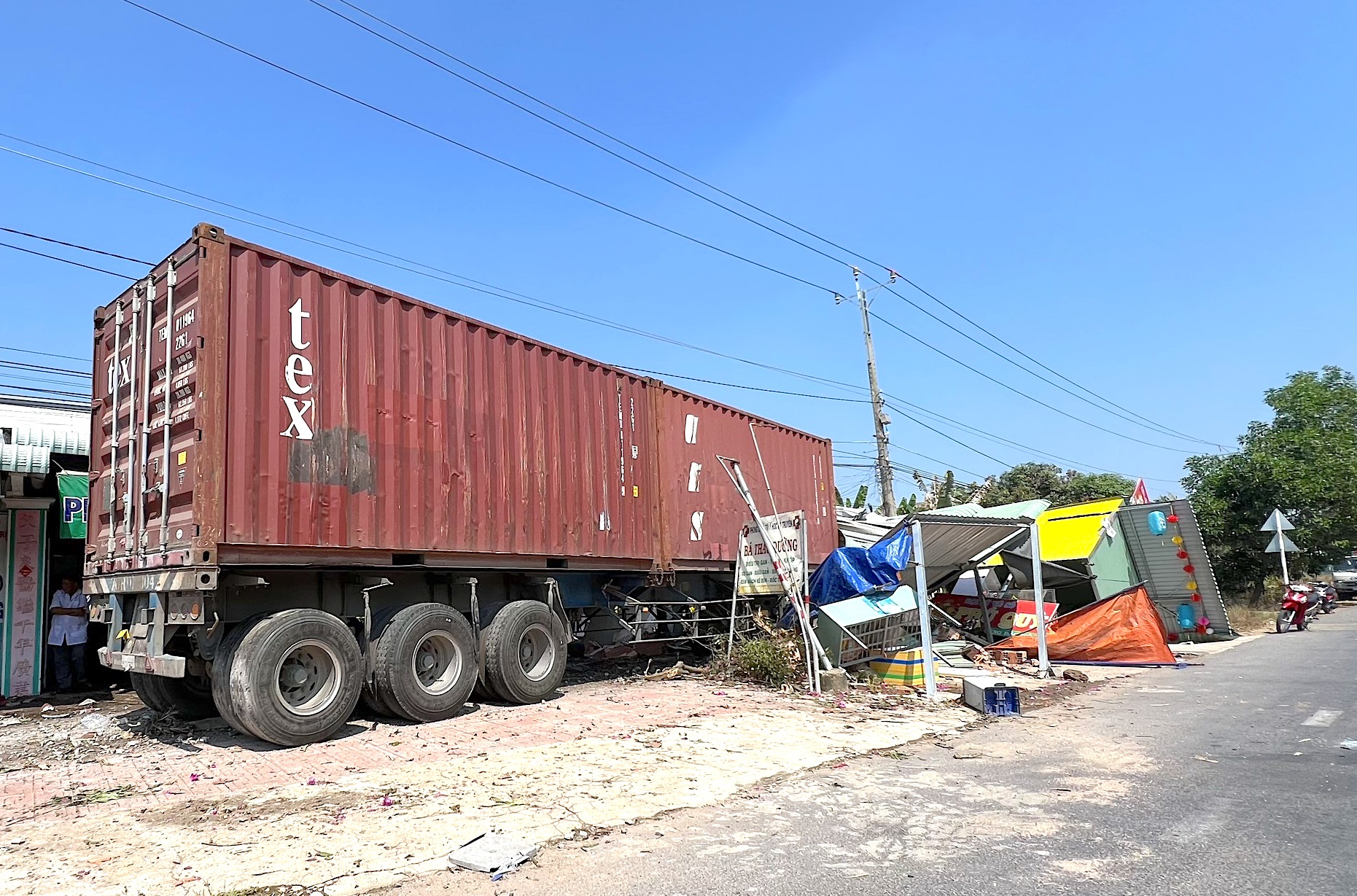tin tuc tai nan giao thong moi nhat ngay 26 2 2024 lac tay lai xe container tong vao nha dan 1