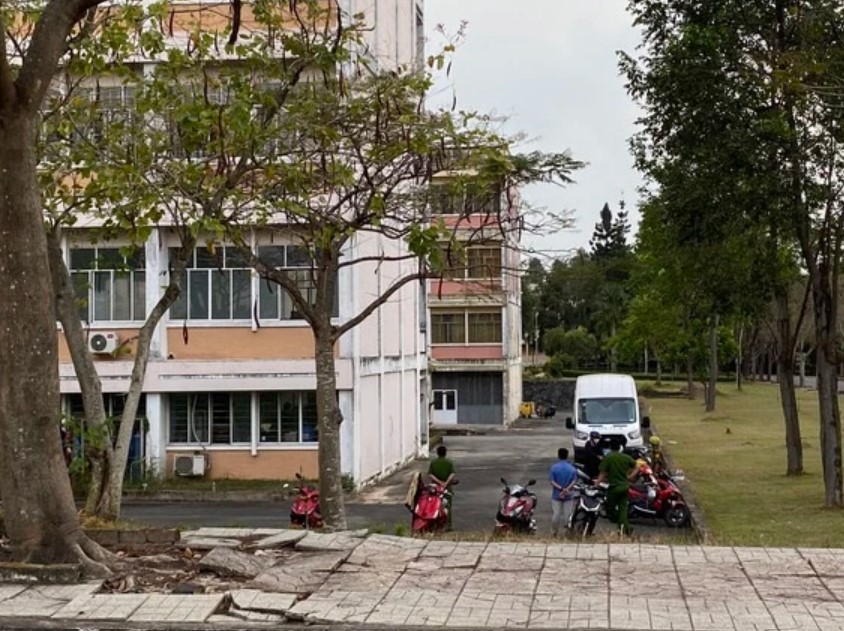 nam sinh dai hoc o tp hcm tu vong trong san truong co hoc luc kha gioi sap tot nghiep1jpg nam sinh dai hoc o tp hcm tu vong trong san truong co hoc luc kha gioi sap tot nghiep1jpg