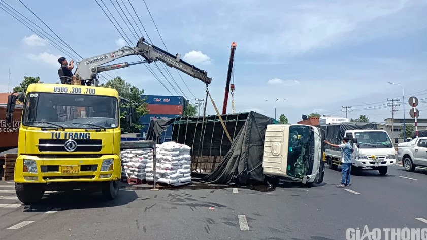 tin tuc tai nan giao thong moi nhat ngay 29 2 2024 va cham giua xe tai va xe may tren ql1 mot nguoi tu vong2jpg tin tuc tai nan giao thong moi nhat ngay 29 2 2024 va cham giua xe tai va xe may tren ql1 mot nguoi tu vong2jpg