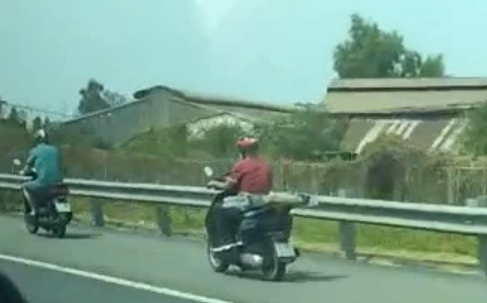 csgt xac minh hai xe may noi duoi nhau di vao cao toc tp hcm trung luong 1 csgt xac minh hai xe may noi duoi nhau di vao cao toc tp hcm trung luong 1