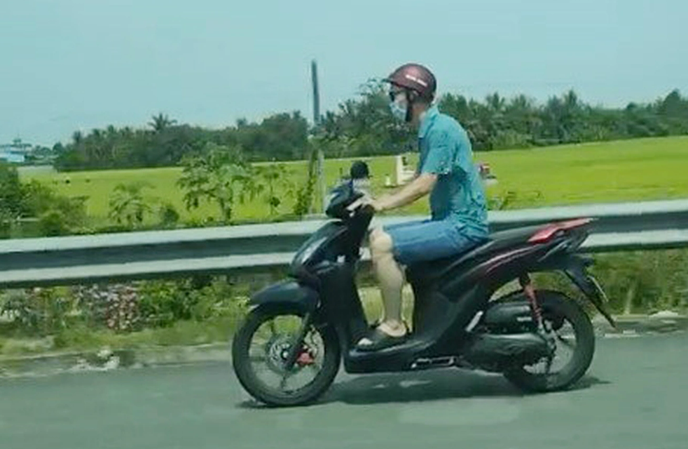csgt xac minh hai xe may noi duoi nhau di vao cao toc tp hcm trung luong 2 csgt xac minh hai xe may noi duoi nhau di vao cao toc tp hcm trung luong 2