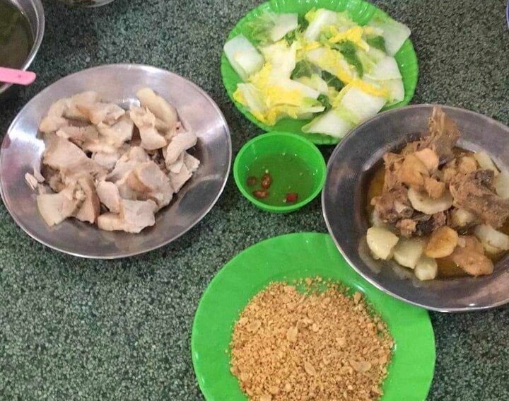 sinh vien phan anh bua an it nhu cho hoc sinh tieu hoc khi hoc giao duc quoc phong 2