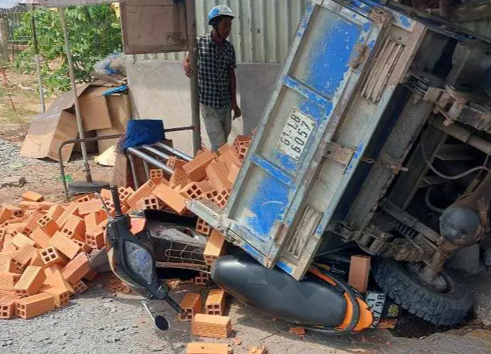 tin tuc tai nan giao thong moi nhat ngay 5 3 2024 xe ba gac lao vao nha cho xe buyt tai xe nguy kich 1