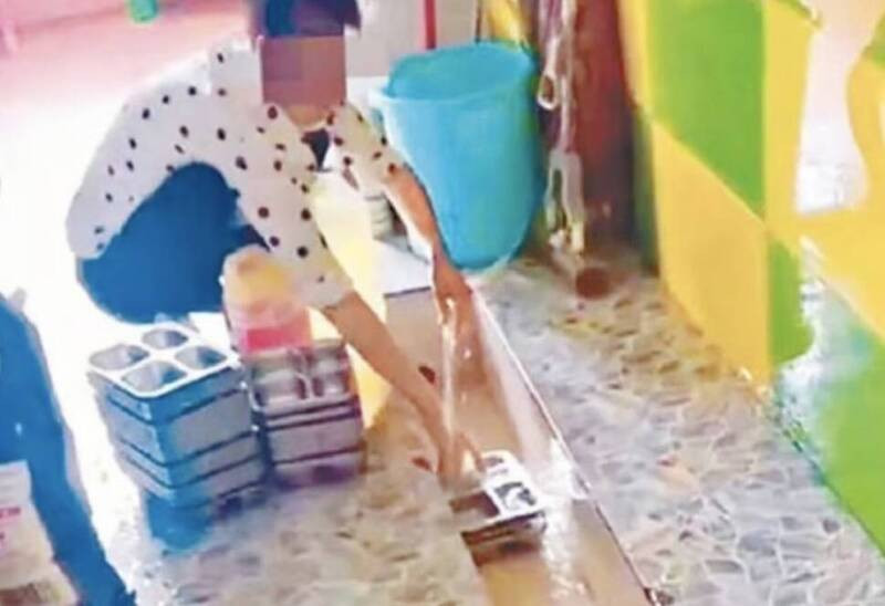 truong mam non gay tranh cai khi rua khay thuc an cua tre trong mang di tieu 1 truong mam non gay tranh cai khi rua khay thuc an cua tre trong mang di tieu 1