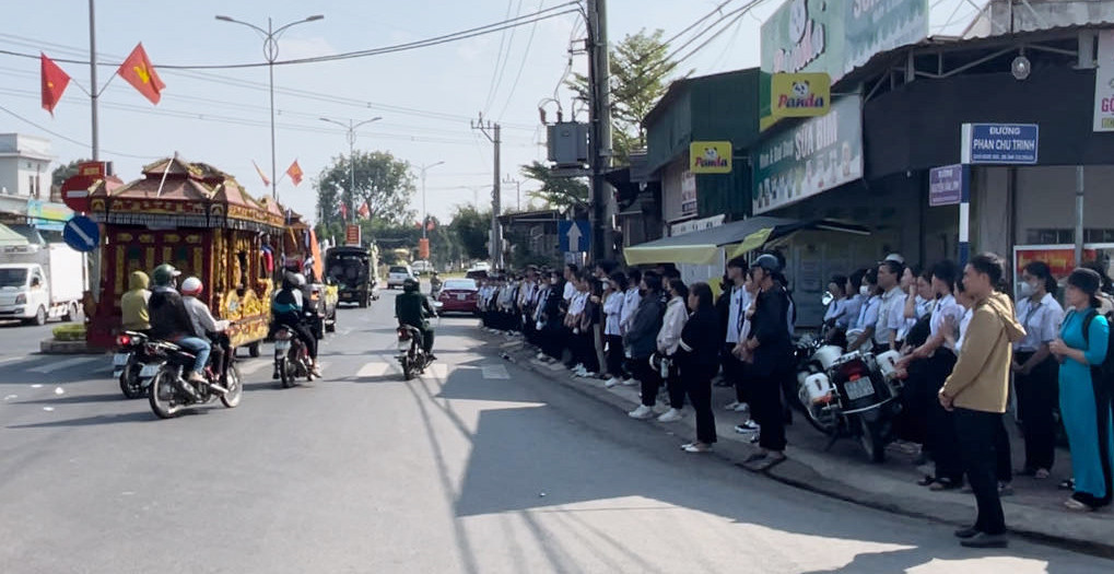 hang tram nguoi nghen ngao tien dua hai hoc sinh tu nan tren duong lam thien nguyen 1 hang tram nguoi nghen ngao tien dua hai hoc sinh tu nan tren duong lam thien nguyen 1
