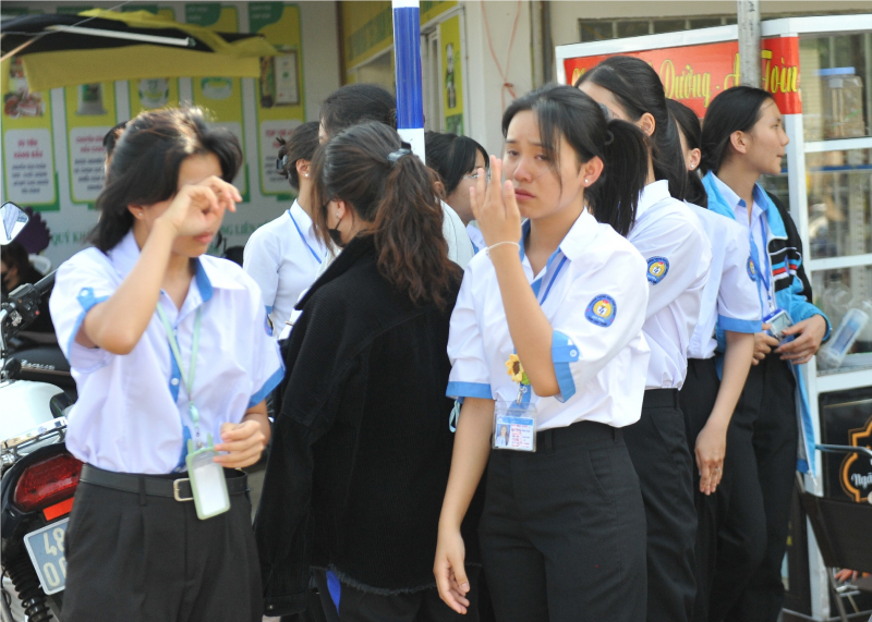 hang tram nguoi nghen ngao tien dua hai hoc sinh tu nan tren duong lam thien nguyen 3 hang tram nguoi nghen ngao tien dua hai hoc sinh tu nan tren duong lam thien nguyen 3