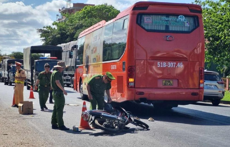 hang tram nguoi nghen ngao tien dua hai hoc sinh tu nan tren duong lam thien nguyen 4 hang tram nguoi nghen ngao tien dua hai hoc sinh tu nan tren duong lam thien nguyen 4