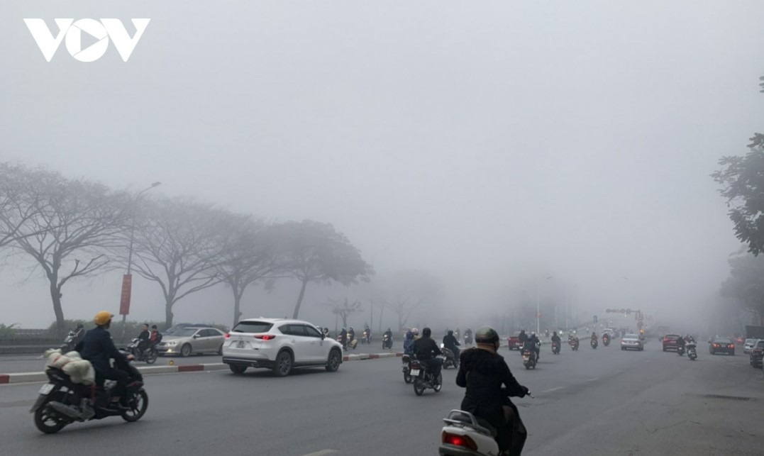 suong mu day dac tiep tuc bao phu khap ha noi nguoi dan ra duong gap nhieu kho khan 10