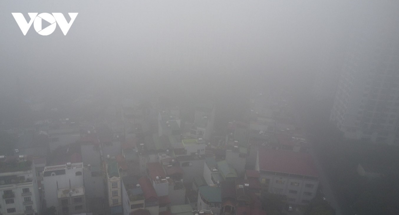 suong mu day dac tiep tuc bao phu khap ha noi nguoi dan ra duong gap nhieu kho khan 3