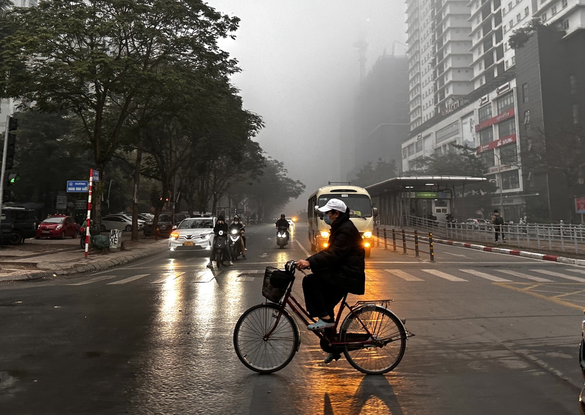 suong mu day dac tiep tuc bao phu khap ha noi nguoi dan ra duong gap nhieu kho khan 4