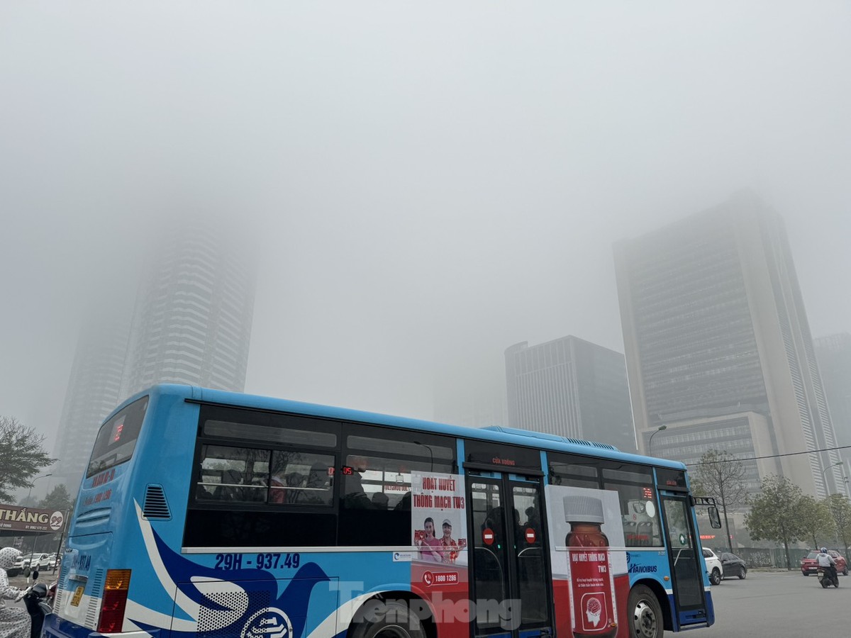 suong mu day dac tiep tuc bao phu khap ha noi nguoi dan ra duong gap nhieu kho khan 9
