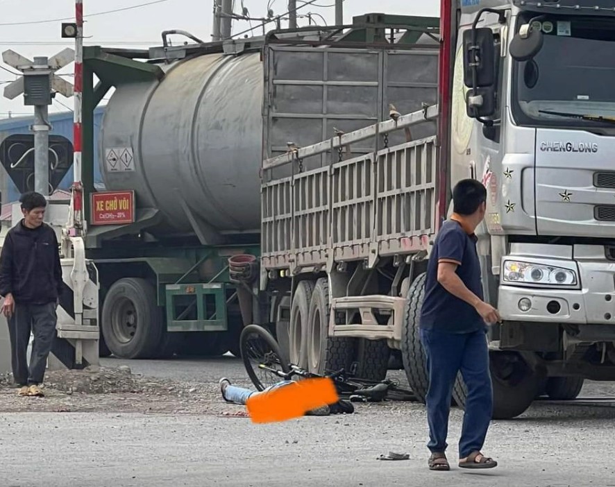 tin tuc tai nan giao thong moi nhat ngay 6 3 2024 xe tai chuyen huong cuon nguoi di xe dap vao gam1jpg