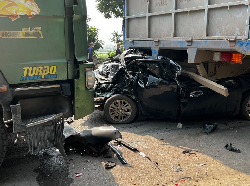 tin tuc tai nan giao thong moi nhat ngay 6 3 2024 xe tai chuyen huong cuon nguoi di xe dap vao gam2jpg