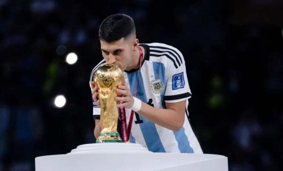 dong doi messi bi vo to ngoai tinh khien co ban ao dau va huy chuong vo dich
