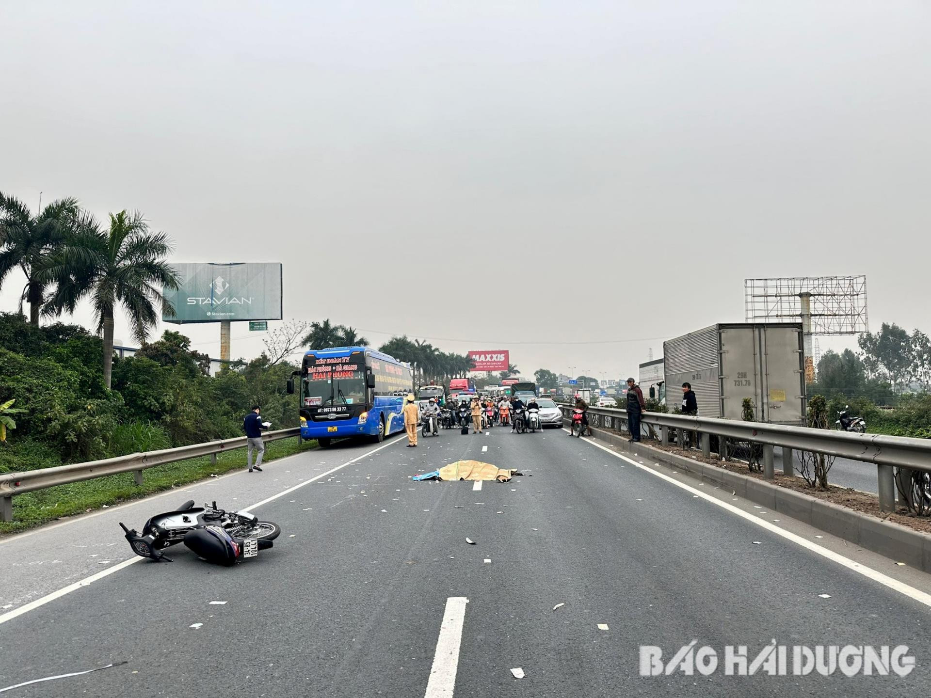 dang di bo nam thanh nien bat ngo lao thang vao gam xe tai tu van1jpg