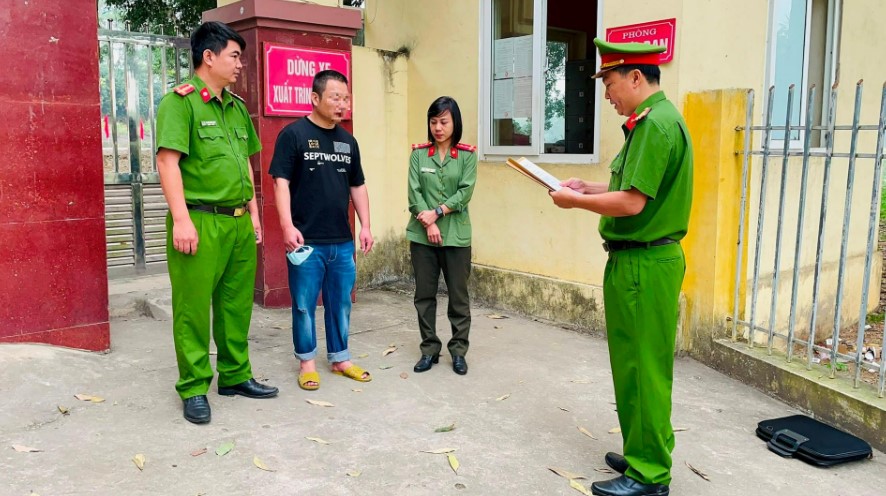 nguoi dan ong trung quoc bi bat ngay khi vua buoc ra khoi trai giam 1