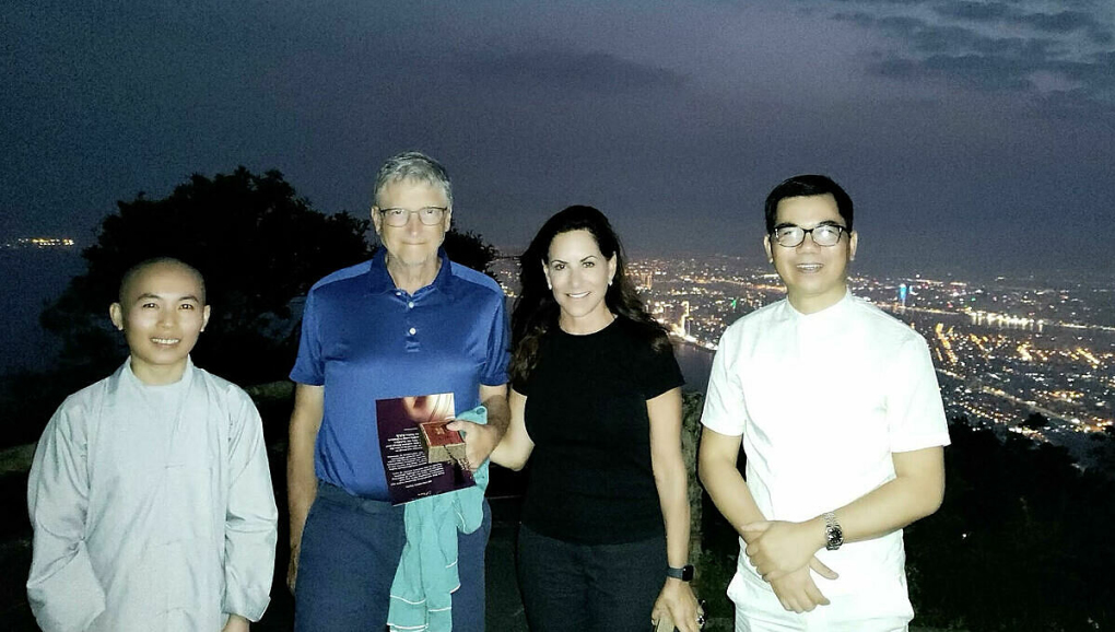 du khach do xo len dinh ban co de check in sau khi ty phu bill gates den tham 12