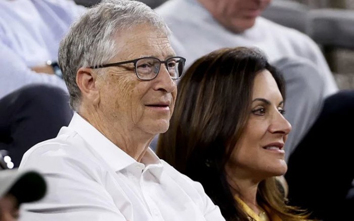 du khach do xo len dinh ban co de check in sau khi ty phu bill gates den tham 13