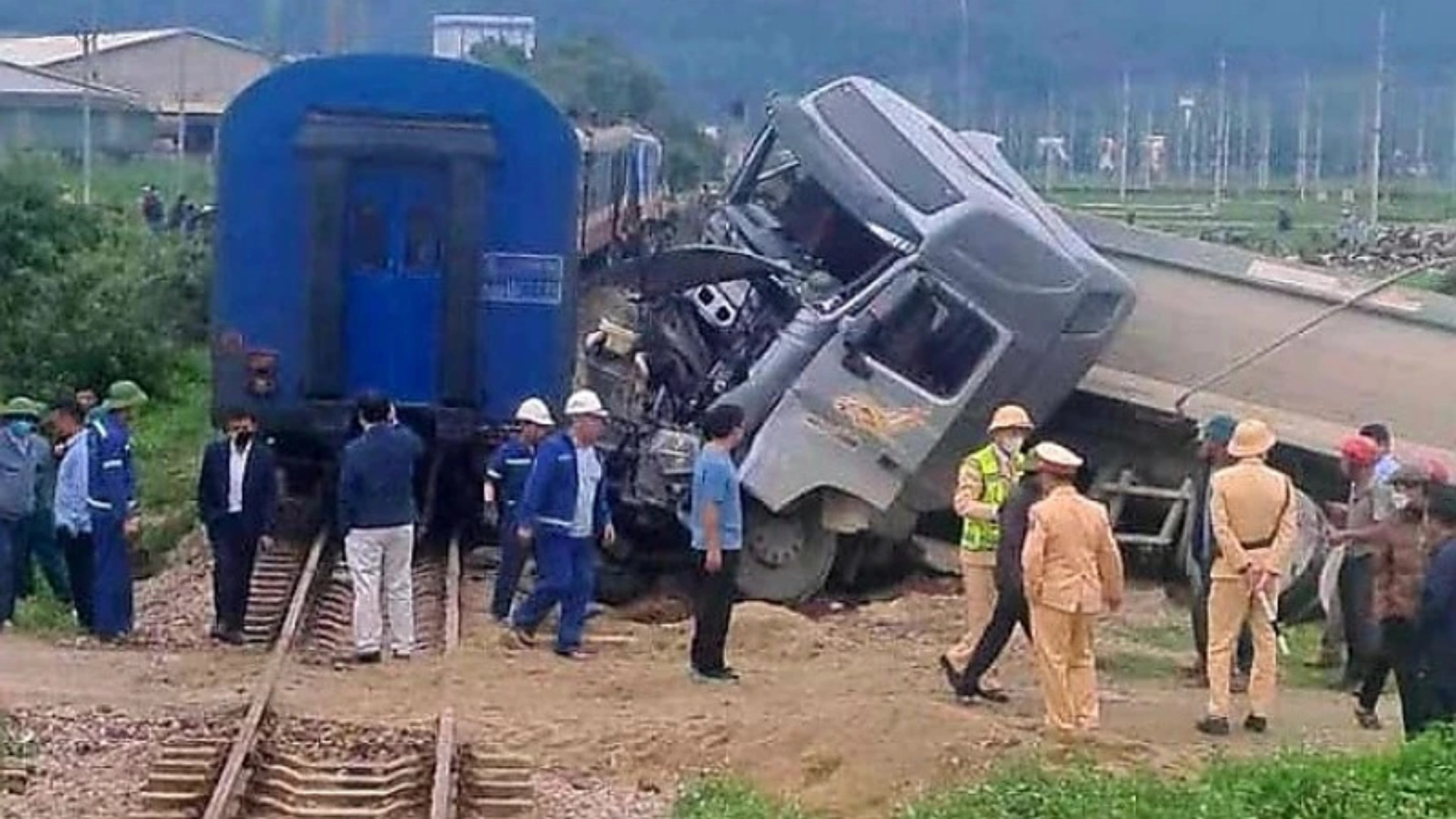 tin tuc tai nan giao thong moi nhat ngay 12 3 2024 xe tai bat ngo sup ho sau tai xe mo cua thoat ra ngoai kip thoi 4