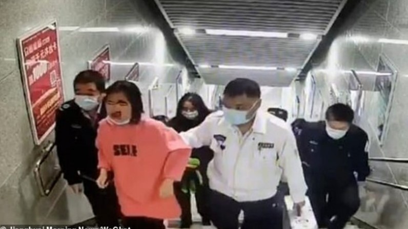 vua di vua cam mat vao dien thoai co gai nga cam mat xuong bac thang hon me sau1jpg