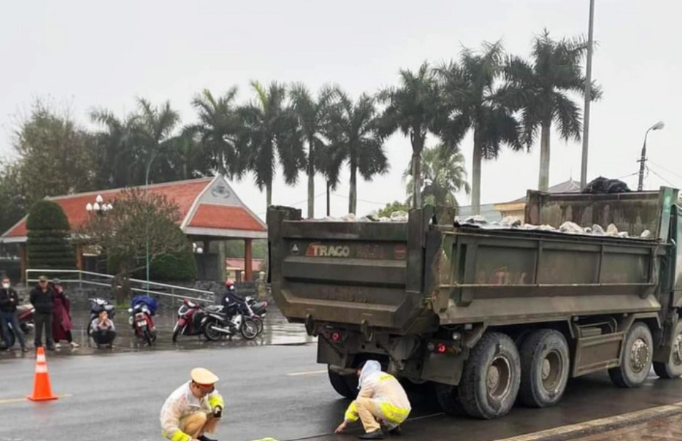tin tuc tai nan giao thong moi nhat ngay 15 3 2024 va cham giua xe o to tai va xe may dien cu ong tu vong 1