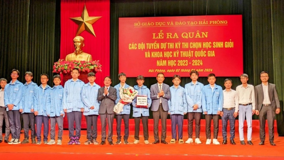 hai phong chi hon 3 2 ty dong thuong rieng cho 98 hoc sinh doat giai hoc sinh gioi quoc gia