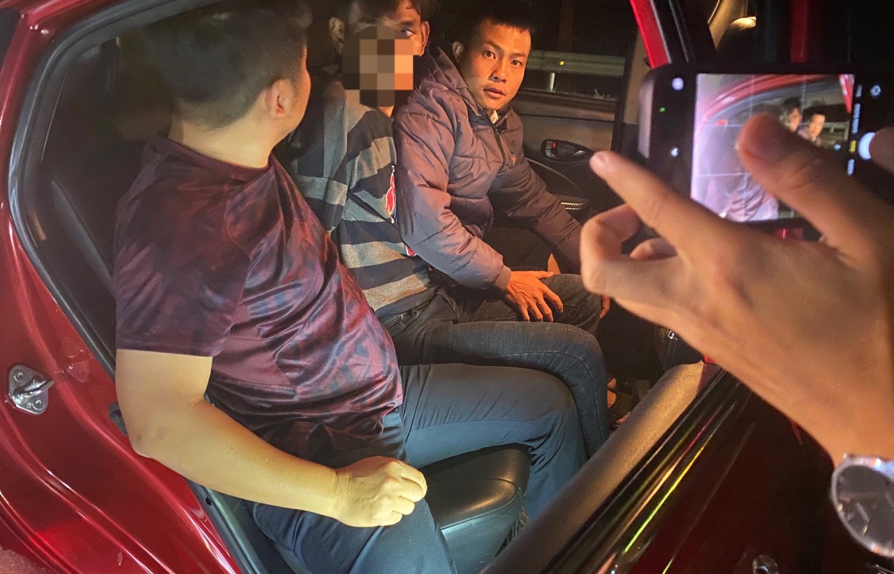 lam dong nam thanh nien bat ngo lao dau vao o to dang chay tren quoc lo 20 1
