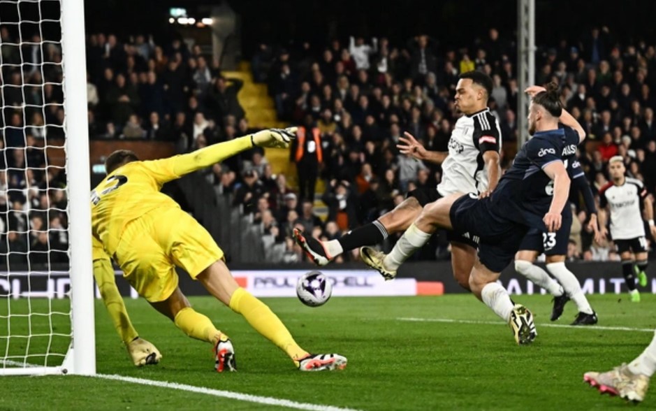 tottenham bat ngo thua soc truoc fulham mu huong loi 3