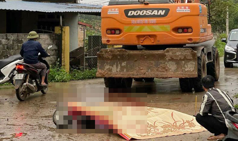 tin tuc tai nan giao thong moi nhat ngay 20 3 2023 va cham voi may xuc hai ba chau tu vong thuong tam 1