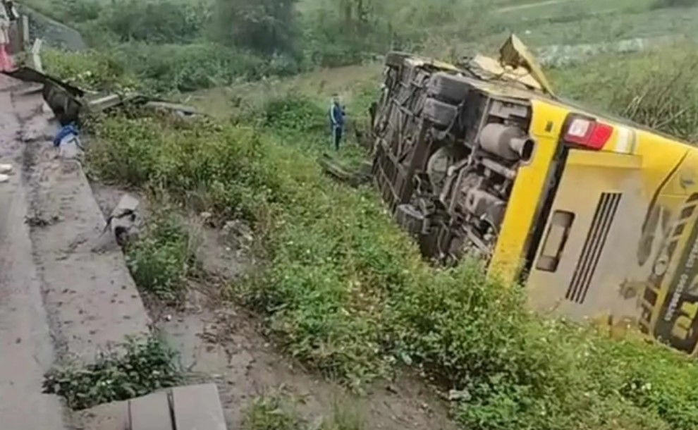 tin tuc tai nan giao thong moi nhat ngay 21 3 2024 o to tai va cham xe may dien 3 anh em ruot thuong vong1jpg