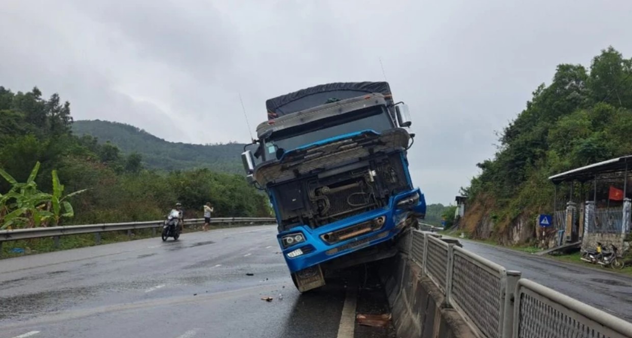 tin tuc tai nan giao thong moi nhat ngay 21 3 2024 xe may truot dai tren nguoi dan ong tu vong o dai phan cach 3