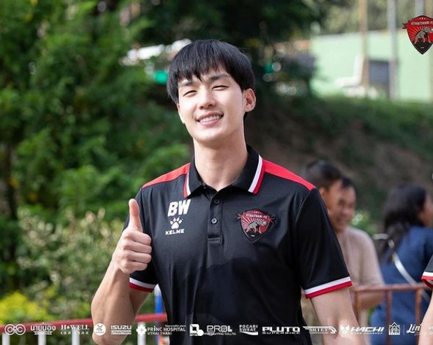 nam than san co gay sot nho visual dien trai moi lan ra san deu khien fan nu phat cuong 11