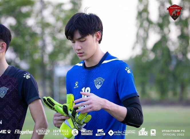 nam than san co gay sot nho visual dien trai moi lan ra san deu khien fan nu phat cuong 14